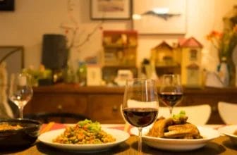 Was sind einige budgetfreundliche Ideen für die Silvesterdekoration?