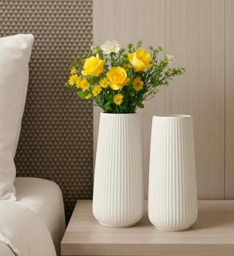 AVENDO Weiße Keramik Vase – Moderne Designvase in edlem Mattweiß und zeitlosem matt-rauem Finish, geriffelte Vase für Wohnzimmer Deko, Blumenvase 20cm, Deko Aesthetic (konisch) – Bild 4
