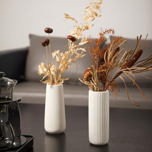 AVENDO Weiße Keramik Vase – Moderne Designvase in edlem Mattweiß und zeitlosem matt-rauem Finish, geriffelte Vase für Wohnzimmer Deko, Blumenvase 20cm, Deko Aesthetic (konisch) – Bild 6