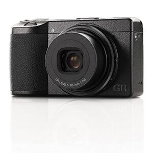 Ricoh GR IIIx Digitalkamera [Brennweite 40 mm] [Ausgestattet mit großem CMOS-Sensor im APS-C-Format mit 24,2 Mio. Pixel] [Die ultimative Schnappschusskamera] Black